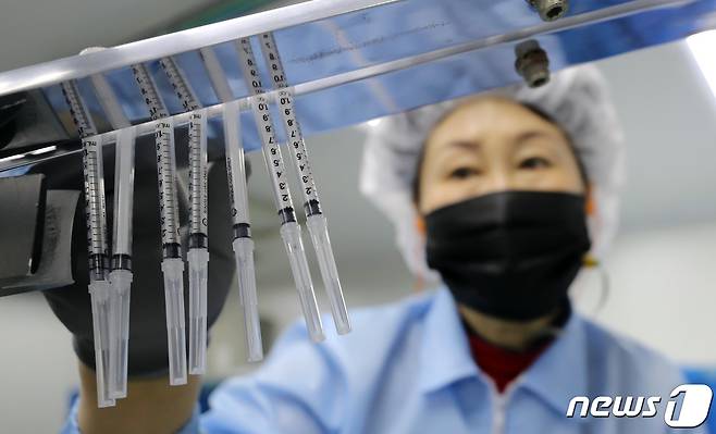 2일 충남 공주시 우성면에 위치한 (주)신아양행에서 업체 관계자들이 코로나19 백신 접종에 사용할 '최소 잔여형(LDS) 주사기'를 분주하게 생산하고 있다. 2021.2.2/뉴스1 © News1 장수영 기자