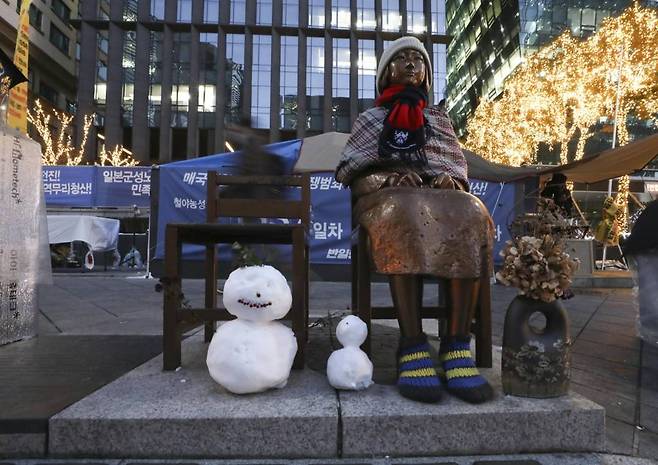 서울 종로구 옛 일본대사관 앞 소녀상에 눈사람이 놓여져 있다./사진=[서울=뉴시스]