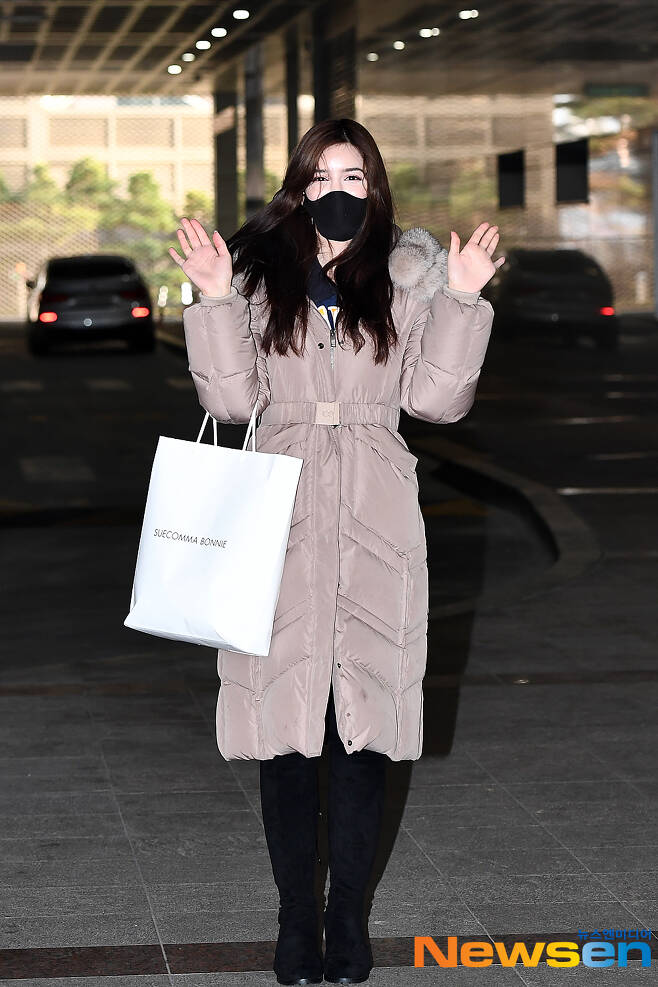 Bida is entering the broadcasting station to attend the recording of MBC every1 South Korean Foreigners at MBC Dream Center in Goyanggi Province, Ilsan-gu, on the afternoon of February 12th.