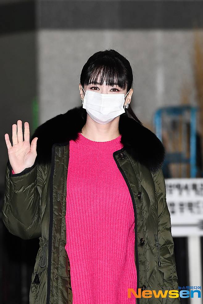 Guzal is entering the broadcasting station to attend the recording of MBC every1 South Korean Foreigners at the Goyang Ilsandong-gu MBC Dream Center in Gyeonggi Province on the afternoon of February 12th.