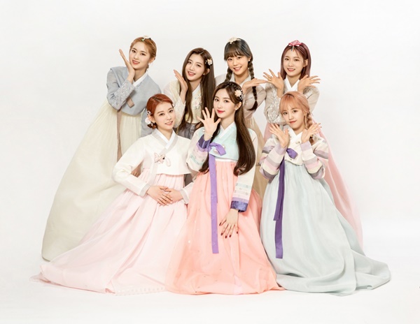 The group Cherry Bullet (Haeyoon Yuju Purple support Remy LaCroix Park Chae-rin Theresa May) delivered a special New Year Greeting for the new year.Cherry Bullet released a photo of New Year Greeting through FNC Entertainment on December 12.Cherry Bullet, dressed in a hanbok, stares at the camera with a lovely smile that makes even viewers happy.Cherry Bullet Haeyoon said, Happy New Year.I hope you have a good time with your family, do not get sick, do everything you want to do this year, and have a happy year. Cherry Bullet, who is working as a retro synth pop Love So Sweet, which is attracted to Lovely Energistic, has also made a commitment to work hard in the year of cattle through his agency.Park Chae-rin said, Our Cherry Bullet will be active in the Love So Sweet activity this year and will be more lovely and energetic after that.Fighting! and expressed his determination to celebrate 2021.Cherry Bullet, an idol group that combines lovely visuals and solid skills, released its first mini album Cherry Rush on January 20 and is offering fun performances with eyes and ears through active music broadcasts.In the Hong Kong-based daily South China Morning Post (SCMP), Cherry Bullet is highlighted, and members such as Yuju and Park Chae-rin show off their talents in various fields, showing good performances in acting activities through web dramas.Photo FNC Entertainment