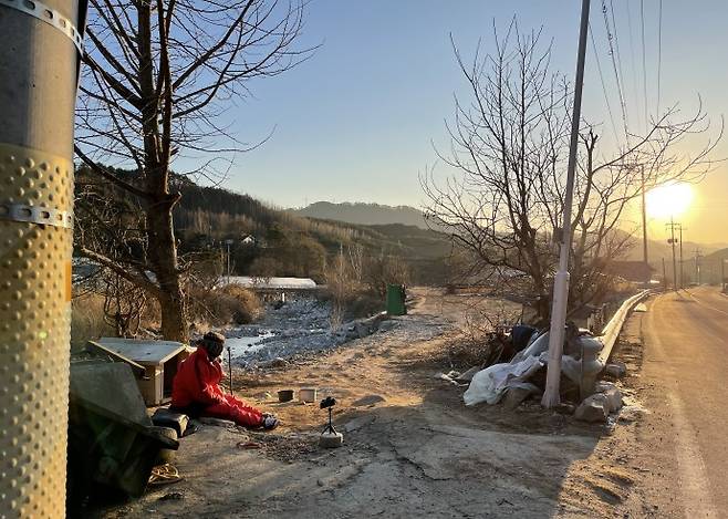 참으로 고요했던 강원도 인제의 한 동네. 그날의 난 돌아와 바삐 보냈고, 멍순이는 오늘도 그곳에서 같은 하루를 보냈으리라. 그게 괜스레 참 미안했었다./사진=최은솔 MBC 작가. 시골개, 1m의 삶 체헐리즘은 3월9일 밤 9시20분 MBC '아무튼 출근!'에서 방송된다.