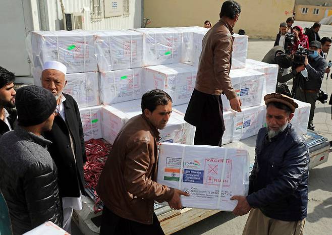 아프가니스탄 보건당국 관계자들이 지난 7일 아프가니스탄 카불 국제공항에서 인도 세룸 인스터튜트에서 생산돼 무상 제공된 백신 물량 50만 회분의 일부를 옮기고 있다. 카불=AP연합뉴스