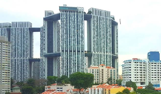 싱가포르 도심에 2009년 준공된 공공주택인 피너클덕스톤. 7개의 건물로,최고층이 50층이며 스카이브리지로 연결됐다.  35개의 각각 다른  평면이 적용됐다. 세상에서 가장 높은 공공주택으로 불린다.  방 4~5실이 주력 평면이며  분양 당시에는  최고 분양가는  64만 싱가포르 달러였으며 10년이 지나서 120만달러에 매매됐다..