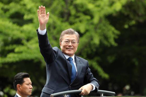 문재인 대통령이 2017년 5월 10일 국회에서 취임식을 마치고 시민들에게 손을 흔들어 인사하고 있다. 문 대통령은 취임사에서 '소통'을 전면에 내세웠다. 청와대사진기자단