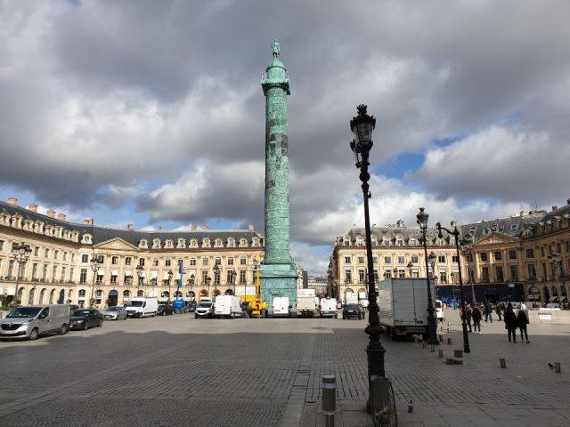 방돔 광장 가운데에 우뚝 솟아 있는 기념탑. 도로 한 가운데 있어 사람이 접근하기 어렵다.