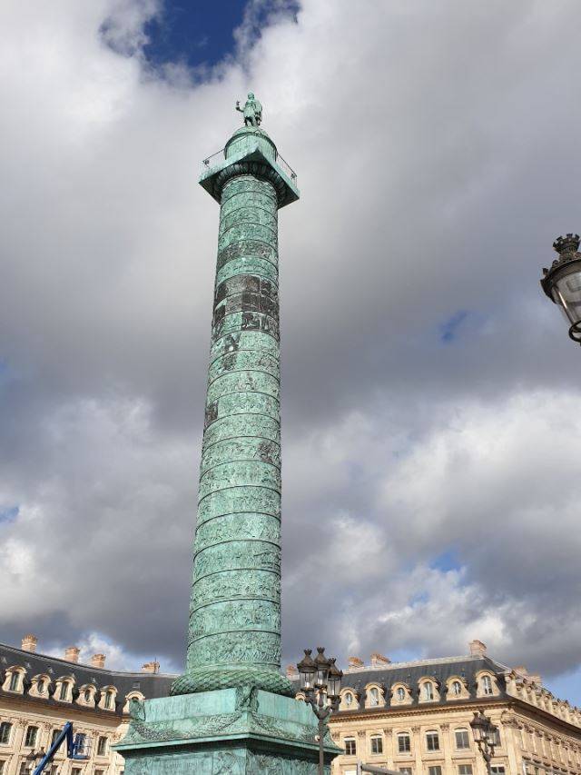 방돔 광장 가운데 기념탑 꼭대기에는 나폴레옹 동상이 설치돼 있다. 나폴레옹은 오른손에 승리의 여신 '니케'를 들고 있다.