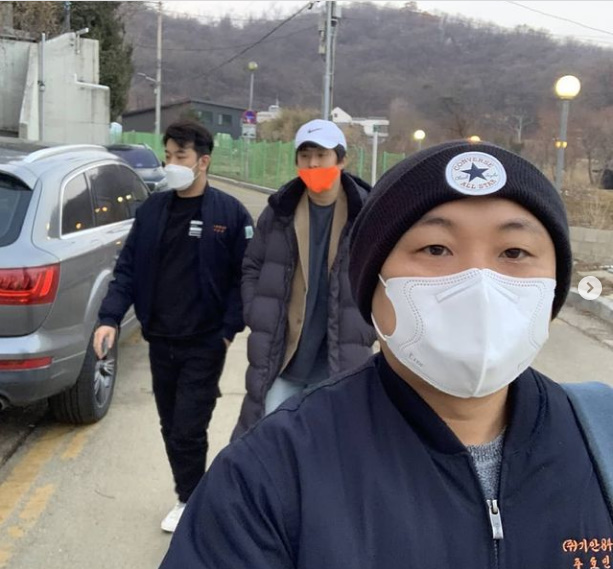 Web toon writers Kian84 and Along with the Gods and Lee Mal-nyeon united.Kian84 posted a good picture on his SNS on the 14th with an article entitled Youtuber The Man from Nowhere.In the photo, the three of them are wearing masks and are going somewhere. The faces of the three people who are making pleasant faces look pleasant.Kian84 is wearing a costume similar to the appearance of I live alone and shows a comfortable charm.Kian84 appears on MBCs I Live Alone