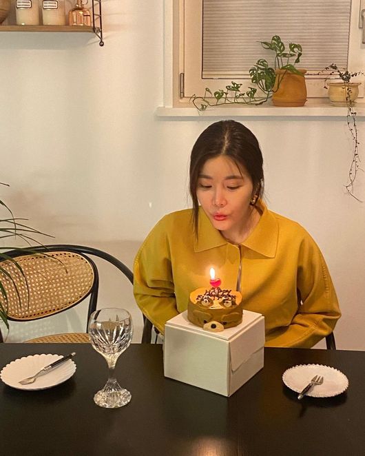Davichi Kang Min-kyung showed off his level cooking skills for Lee Hae-ris birthday.On the afternoon of the 14th, Davichi Kang Min-kyung posted a self-portrait and food photo on his personal SNS, saying, I have eaten my sisters birthday.Kang Min-kyung said, I am hungry, I have to clear the air in the pasta bread beef pork red pepper paste stew, I have two spoons of digestive medicine, or do you eat a lot on one topic?I was worried about Lee Hae-ri.However, Kang Min-kyung said, I am very anxious about the emergency room Gaya, but I am a little hungry when I am alive.Anyway, my sisters birthday is so congratulations and loves. He expressed infinite affection for Lee Hae-ri.In particular, Hyomin envied Kang Min-kyung and Lee Hae-ris friendship, saying, It is good, and Lee Hae-ri said, I will not overeating in the future.I promise. Im so scared. The nightmare of the emergency room.Meanwhile, Davisi (Kang Min-kyung, Lee Hae-ri) participated in the late Kim Hyun-siks 30th anniversary tribute album Making Memories Part 2 last November.Davichi Kang Min-kyung SNS