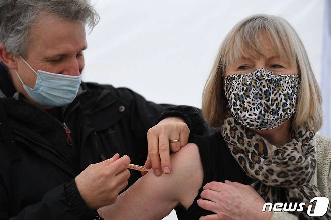 영국 런던에서 2021년 2월 8일(현지시간) 보건의료 노동자들이 코로나19 백신을 접종하고 있다. © AFP=뉴스1