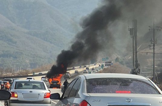 12일 오후 1시 3분께 대전통영고속도로 통영 방향 무주IC 인근에서 BMW 승용차에 불이 나 40여 분만에 진화됐다.[독자제공=연합뉴스]