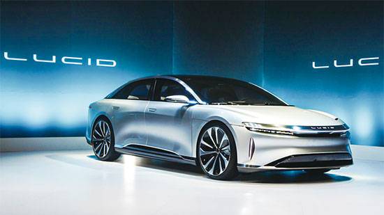 테슬라의 최대 경쟁 업체로 꼽히는 루시드모터스와의 합병설이 돌면서 스팩 CCIV의 주가가 급등했다.