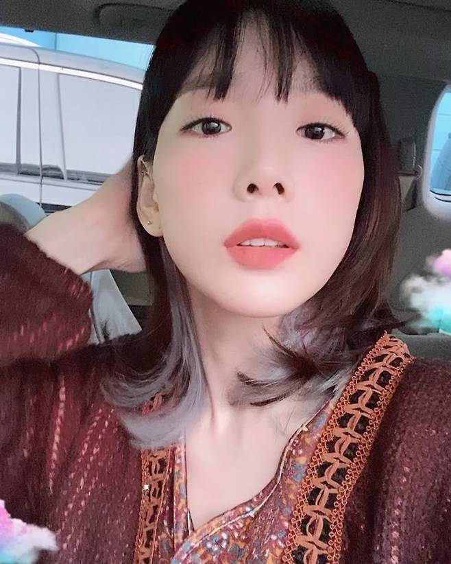 Taeyeon has been telling the latest through a charming selfie.Taeyeon released three lovely photos on February 15 of her Instagram account showing herself eating Confectionery.During the Taeyeon, the beauty is still in place and it is enough to attract attention.On the other hand, Taeyeon released his fourth mini album What Do I Call You on December 15 last year.He is currently appearing on TVNs entertainment program Amazing Saturday. It is broadcast every Saturday at 7:40 pm on TVN.
