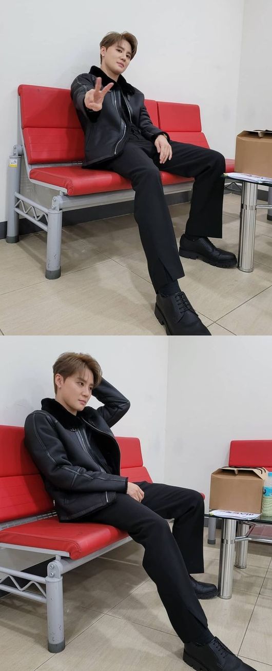 Boy group TVXQ musical actor Junsu reported on the recent situation with a comfortable appearance in the waiting room.Today, June 15 posted a photo through a personal SNS. In the public photos, Junsu is taking a V-shaped figure with a black-coloured charisma.Junsu, who has a masculine beauty, catches fans.On the other hand, singer and musical actor Junsu announced today that he will participate in the ASEAN Fumtour 2020 tourism promotion video.This promotional video was conducted in collaboration with Malaysia, the Philippines and the Japan National Tourism Organization in Thailand, and the representative Korean star Junsu participates as a narrator to introduce ASEANs attractive tourist attractions.It will be uploaded on the 15th, 17th and 19th, respectively, through the official YouTube channel of the ASEAN Center and the official channel of the ASEAN Japan National Tourism Organization.JunsuSNS
