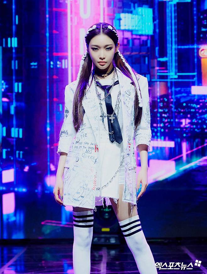 Chungha, who attended the Online Media Showcase commemorating the release of Singer Chunghas first music album, Querencia, which was held on the afternoon of the 15th, poses.Photo: MNH Entertainment Offers