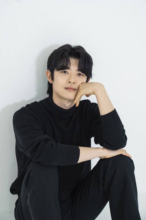 배우 정원창이 사소한인터뷰를 진행했다. 사진=킹콩 by 스타쉽