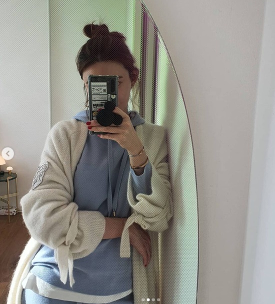 Cha Ye-ryun flaunted her stylish sideCha Ye-ryun posted several photos on his Instagram on the 16th, along with an article entitled Its the look of the day before I go out to buy Ina Cows milk.In the photo, Cha Ye-ryun stands in front of the mirror with comfortable styling and shows himself with a cell phone camera, which captures his eyes with his modest yet innocent beauty.Meanwhile, Cha Ye-ryun marriages Ju Sang Book and has a daughter, Ina Yang.In particular, he revealed that he lost 25kg of weight after giving birth, and collected a lot of topics.Photo: Cha Ye-ryun Instagram