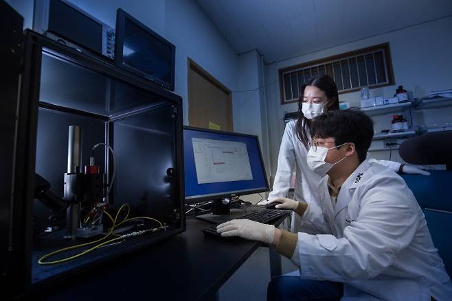 양현석 광전자소자물리연구실 박사과정 연구원(앞)과 김단비 광전자소자물리연구실 박사과정 연구원(뒤)이 연구실에서 새로운 필터 소재를 분석하고 있다. 남윤중 제공