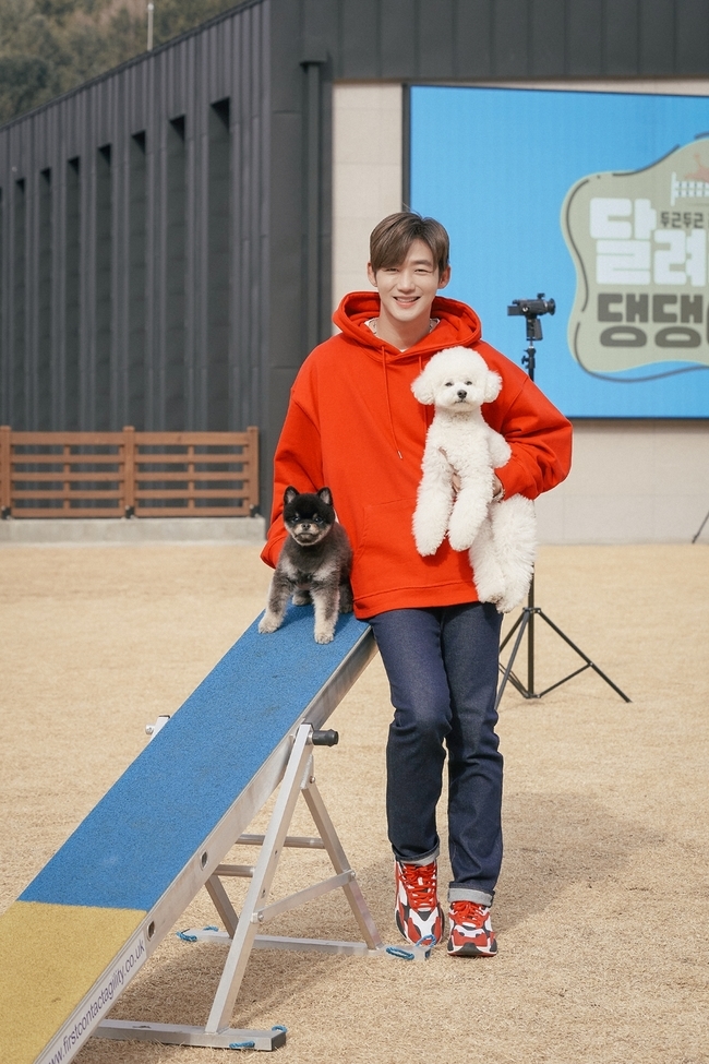 Actor Lee Tae-sung starts Lets start with Pet Mond and Kao in Run Dang stick.MBC Everlons Exciting Race (hereinafter ), which will be broadcasted first on MBC Everlon and MBC Sports Plus in March, will be played by four teams of entertainment industry representative dog dog dog dog dog dog dog dog dog and their pet in the process of learning dog agility and breathing together and playing top model in a formal agility competition. It is an entertainment program that contains Model, achievement, and impression.While Moon Se-yoon and Choi Sung-min, who are considered to be the best performing arts in 2021, are on the 2MC, the couple Kim Won-hyo, the representative marriage encouragement couple of entertainment industry, - Shim Jin-hwa and his wife are receiving hot attention and expectation by reporting the news of their appearance with Pet Typhoony.Meanwhile, another protagonist who will start a new Top Model was released on February 17: actor Lee Tae-sung and his Pet Mond and Kao.In particular, Mond and Kakao have appeared in an entertainment program with Lee Tae-sung, and have attracted more attention to their appearance as they are Pet, who has gained explosive attention by radiating unique and cute charms.