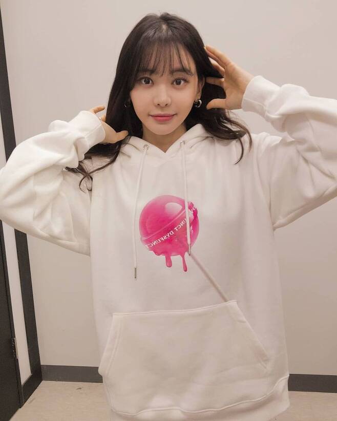 Seo Yu-ri, a voice actor and broadcaster, boasted of her Beautiful looks.On February 17, Seo Yu-ri posted a picture on his personal instagram with an article entitled Cody of the Day.In the open photo, Seo Yu-ri poses in a white hooded T-shirt with candy.He shows off his Beautiful looks as much as an Idol with big eyes, nose, and lips like a kernel.Last year, he certified his 47kg weight and announced his success in Dieting.