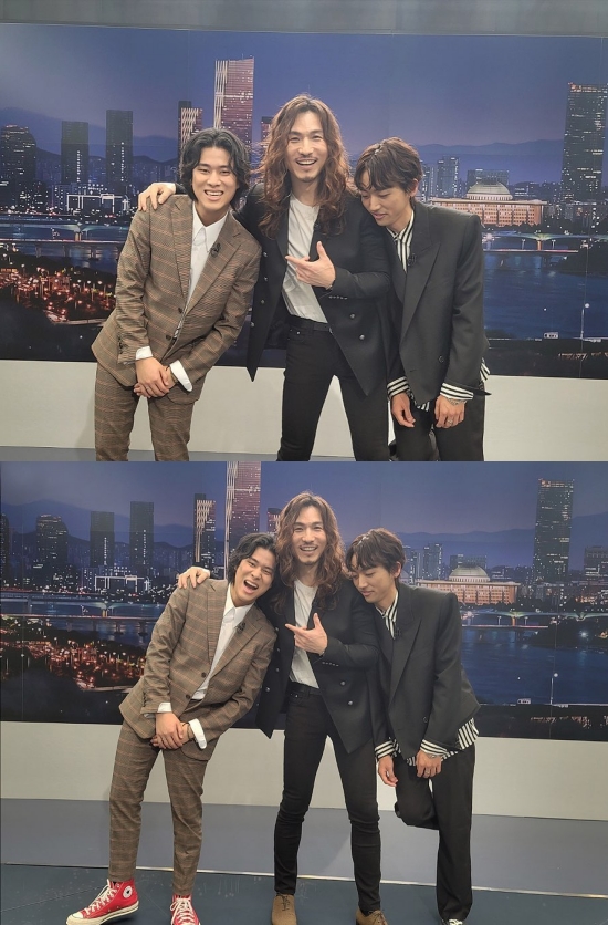 Sing Again TOP3 Lee Seung-Yoon - Jung Hong-il - Lee Mu-Jins JTBC The Newsroom behind the scenes attracts attention.On the 17th, Sing Again TOP3 Lee Seung-yoon - Jung Hong-il - Lee Mu-Jins official Instagram said, This is JTBC The Newsroom!After the recording, the picture was posted along with the article When you take a picture together, the friendly atmosphere of Sun, Kang, and Tal TOP3.Inside the photo is Lee Seung-yoon - Jung Hong-il - Lee Mu-Jin, who is taking a warm pose on the side of the The Newsroom broadcast scene.Recently, they appeared on JTBC The Newsroom and became a hot topic.Their warm chemistry caught the attention of netizens.On the 17th, Showplay Entertainment reported on JTBCs Sing Again TOP3 winner Lee Seung-Yoon, No. 29 Jung Hong-il and No. 63 Lee Mu-Jin Instagram Open.JTBC Sing Again, which was broadcasted with a hot interest, renewed its own ratings every time, exceeding 10% of the audience rating, and signed a concert contract with showplay and management.Showplay will take charge of the management of Sing Again TOP3 for the next year and will take charge of TOP10 national tour concert.TOP3, which showed the proven star and musicality through broadcasting, actively focuses on music activities from national tour concerts to new song releases.