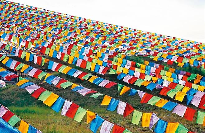 바람에 날리는 티베트 전통 오색천.