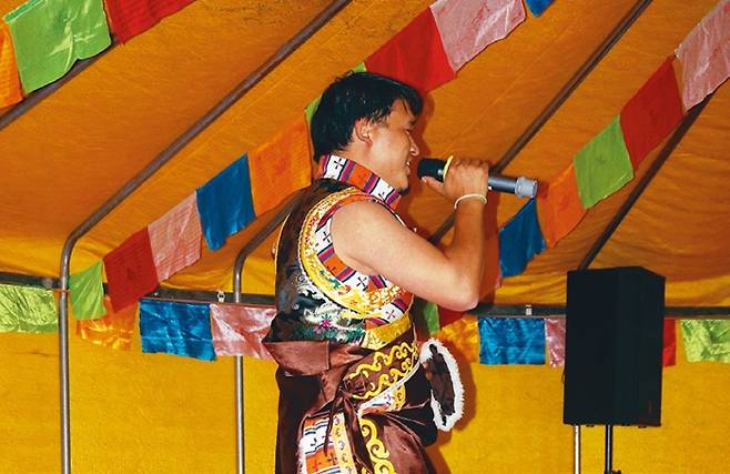 ‘옹헤야’라는 단어가 있는 티베트 전통 노래를 열창하는 티베트 청년.