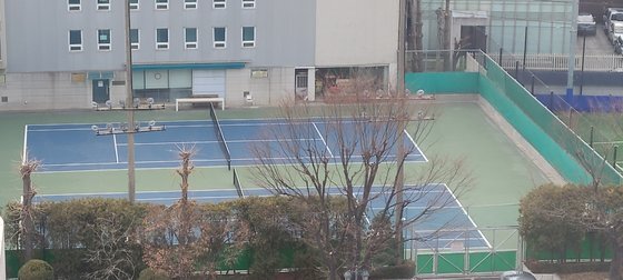건설공제조합 사옥에는 임직원만 사용할 수 있는 테니스 코트가 2면 있고 건물 옥상에는 전용 골프연습장도 있다. [함종선 기자]