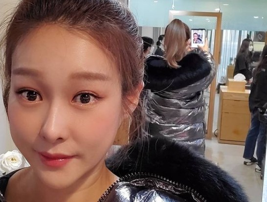 Hyun Young reveals DeEly make-up routineOn the 18th, Hyun Young posted a picture and video with his Instagram saying, Today, SHINee padding look makeup is like a clean ponytail person who has a sparkling pearl point hair with Hamin Sam today, so I took a picture again.The public posts Hyun Young took a picture in front of the mirror, boasting colorful beautiful looks in shiny padding.The Chinese figure caught the attention of the people with a clear face on his small face.Also released footage of the video showing him getting makeup: Hyun Young showed off his skin while revealing his DeEly makeup to his Instagram followers.Meanwhile, Hyun Young is currently appearing on Dong-A TV entertainment program Beautiful Life.Beautiful Life is a real review talk show for 4060 generations who want to make a beautiful life.