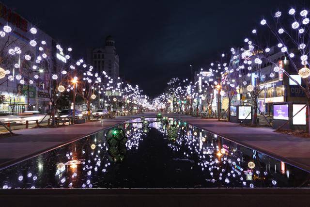 전주 첫마중길 초입에 설치된 거울연못에 화려한 야경이 반사돼 아름다운 대조를 이루고 있다.