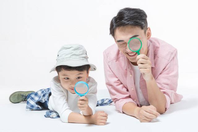 아이가 눈을 잘 맞추지 못하거나 자주 눈을 찌푸린다면 약시를 의심해봐야 한다./사진=클립아트코리아