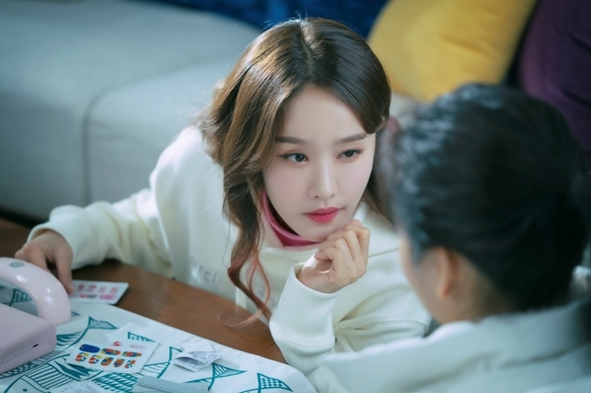 Do not apply the Lipstick, An Se-Ha, brewing, Kim Han-na, Kim Hye-in and Kang Hye-jin are stealing their attention.In the JTBC Wall Street drama The Senior, That Lipstick Do Not Do (directed by Lee Dong-yoon/playplayplay by Chae Yoon/Produced by JTBC Studio), along with Kwon Sung-yeon (An Se-Ha), Yoo Jae-kyung (Byeonjoa), Ahn Sun (Kim Han-na), and Kang Soo-mi (Kim Hye-in) Ga Young (Kang Hye-jin) is adding a rich taste to the love between Yun Sung-ah (Won Jin-ah) and Chae Hyun-seung (Lord).The marketing team of Clarr has been pleased with viewers with a warm team atmosphere from the very beginning.Especially, the subtle relationship between Yun Sung-ah and Chae Hyun-seung is noticed, and the interpretation and imagination of each one are giving pleasure to the people.In the previous dinner, Chae Hyun-seung, the youngest child, Chae Geun, and Yoo Jae-kyung are already dating while there are two people, An-Yoo Sun is an unrequited love, and Kang Soo-mi is a two-way thumb.The fierce confrontation of the three people who pushed their opinions based on what they saw and heard gave me chewy fun.In the meantime, the three people watched the reaction of Yun Sung-ah to Chae Hyun-seung who went to the new product proposal PT and again unfolded the imagination.In the words of Yun Sung-ah, who said he was preparing for the announcement alone, An Sun tried to make his claim by saying, Is it also alone?The office landscape, which combines the meaningful unity of the three people with the sound of the strangeness of Kwon Sung-yeon,In addition, Kim Ga Youngs efforts to bombard the two sides of the water so that Yun Sung-ah can honestly express his feelings about Chae Hyun-seung are also shining.Because you are aware of the nature of Yun Sung-ah as well as past love from the present, it presents the direction more appropriately than anyone else.Kim Ga Young, an employee of the Claar store and a housemate of Yun Sung-ah, attracted admiration with the skill of a tactless white-haired who avoided the position for both Yun Sung-ah and Chae Hyun-seung.Also, thanks to the bitter voice that he did not spare his heart, he also provided a decisive hit to make a confession to Chae Hyun Seung.