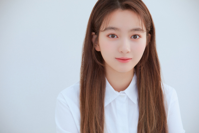 Kal So-wons new profile has been released public.Kal So-won in the public released photo perfectly expresses various charms from freshness to pure and clean and innocence.Kal So-won, who had a ponytail hairstyle, pulled up her original youthfulness with a bright smile.In the appearance of wearing a black dress and looking at the front, the atmosphere is calm, pure and clean.He also digested his white shirt neatly and doubled his innocence charm.In the behind-the-scenes footage and video released together, you can also see the natural Kal So-won outside the camera, such as preparing for shooting and posing.