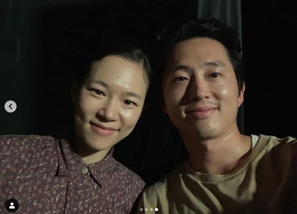 Two shots of Minari Steven Yeun and Yeri Han have been released.Yeri Han drew attention on February 19 by posting a photo of her with Steven Yeun during filming for the film Minari (director Jung I-sak) via her Instagram.Yeri Han, along with the photos, said, It is a coalition that knows Take me. He added Beautiful person and expressed his affection for his partner.Minari, which is about to be released in Korea on March 3, is a work that shows a very special journey of Korean family who left for the unfamiliar United States of America in search of hope.He is nominated for the Golden Globe Foreign Language Film Award and the United States of America Actors Guild Award (SAG) for Ensemble, Best Supporting Actress, and Best Actor, and has won 153 nominations for the former World 68.Steven Gerrard Yan of Walking Dead series, Okja and Burning divided into Jacob, a father who devotes all his strength to the farm for his family. Yeri Han, who has conveyed sympathy and comfort to the public based on solid acting power, played the role of Monica, a mother who leads the family in a strange United States of America ...