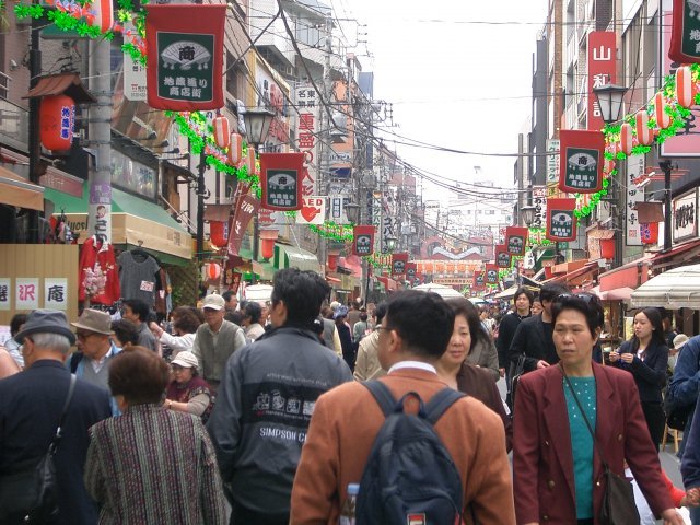 ‘노인들의 하라주쿠’라 불리는 도쿄 스가모의 지조(地藏) 거리. 전통적인 상가의 모습을 유지한 거리에 빼곡히 들어선 상점들은 어르신 취향의 상품들로 가득하다. 출처: flickr.com