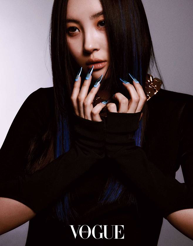 Singer Sunmi reveals a different charm through fashion photoreal.Sunmi has released a photoreal with fashion magazine Vogue (VOGUE).Sunmi in the photo, which was unveiled on the day, showed a simple yet chic fashion with black color costumes.In particular, Sunmi robbed her eyes with blue hair pieces and bold nails.In addition, Sunmi showed various poses with charismatic eyes and a light-reading Aura as a pictorial craftsman.Recently, Sunmi has released a variety of teaser contents such as track list, concept photo and video, and track spoiler video sequentially ahead of the comeback of the new Album Tail (TAIL), raising expectations for a comeback.Tail (TAIL) is a comeback for about eight months since the purple night released in June last year.Following the last album, Sunmi, who also named the Tail (TAIL) album in the entire song and co-composed composition, will communicate with listeners in her own musical color.Sunmi, who has been loved by the public for her stage that she can not keep an eye on every time, is drawing attention to what concept and performance she will meet with the public through her new Album Tail (TAIL).Meanwhile, Sunmi will release a new Album Tail (TAIL) through various soundtrack sites at 6 pm on the 23rd.iMBC  Photos Offered: Abyss Company