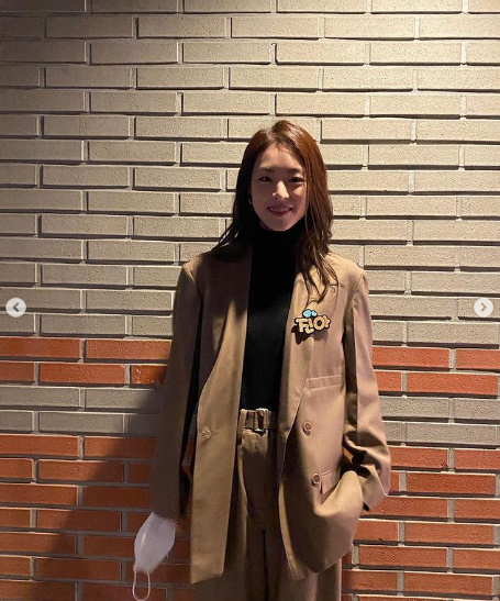 Actor Lee Yeon-hee boasted of her Elegance charmLee Yeon-hee posted a picture on his SNS on the 20th with an article entitled # New Year Marriage Blue stage greeting.In Selfie, Lee Yeon-hee boasted a simple figure: the charm of innocent Lee Yeon-hee catches the eye.Lee Yeon-hees bright smile is also beautiful.Lee Yeon-hee has Acted a non-regular employee at the ski resort in the movie Marriage Blue.Lee Yeon-hee held a private marriage ceremony with her non-entertainment husband in June last year.