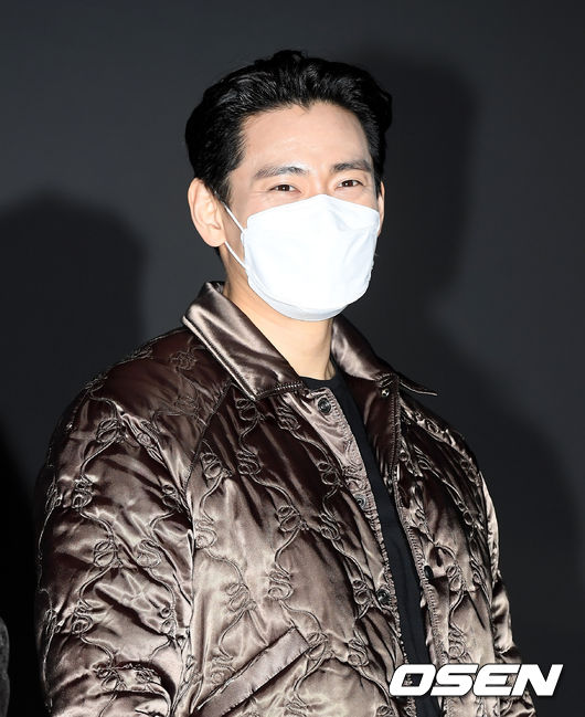 On the afternoon of the 20th, a stage greeting event for the movie New Years Eve was held at the entrance of Lotte Cinema Counter in Gwangjin-gu, Seoul.Actor Teo Yoo has time with the audience
