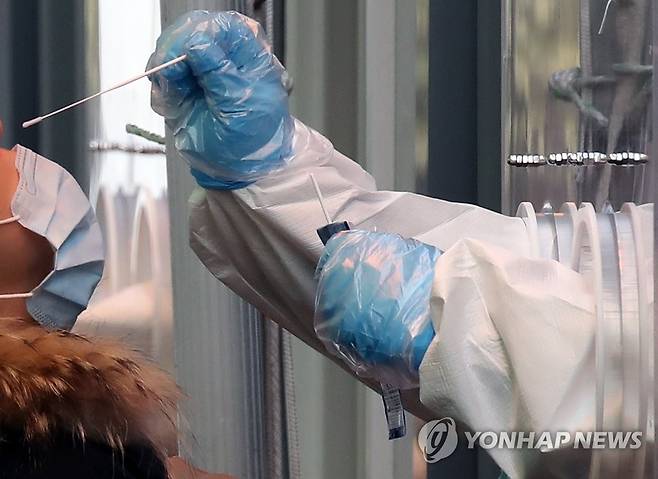 검체 채취 (서울=연합뉴스) 임헌정 기자 = 19일 오후 서울 중구 서울역 광장에 설치된 신종 코로나바이러스 감염증(코로나19) 임시 선별 검사소에서 의료진이 시민의 검체를 채취하고 있다. 2021.2.19 kane@yna.co.kr