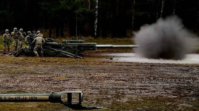 주독미군들이 이달초 독일 훈련장에서 M777 155mm 견인 곡사포 포신을 수평으로 뉘워 직사(직접사격) 훈련을 하고 있다.  155mm 곡사포 직사는 웬만한 전차도 파괴할 수 있다.  /주독미군 유튜브 영상 캡처