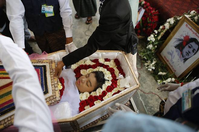 21일 경찰의 총격에 사망한 첫번째 희생자인 20대 여성이 관에 안치되고 있다. 이 여성은 지난 9일 수도 네피도에서 열린 쿠데타 반대시위에서 실탄에 머리를 맞고 뇌사상태에 빠졌다가 지난 19일 결국 숨졌다. 여성의 장례식이 진행된 이날 미얀마 전역에서는 추모 시위가 열렸다. /AP연합뉴스