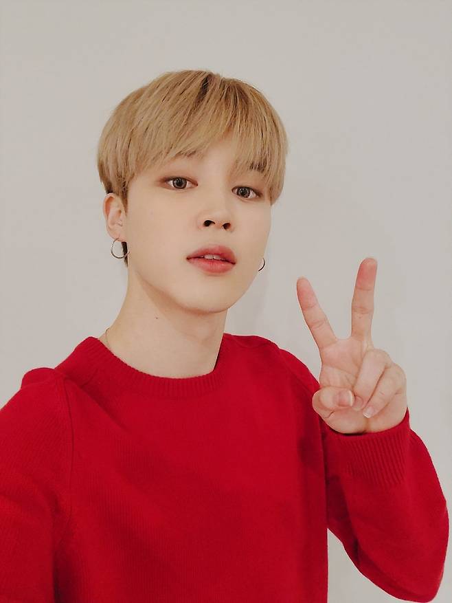 Seoul=) = Group BTS Jimin revealed Hwasa charmJimin posted a picture on the official BTS Twitter on the 22nd with a hashtag called #JIMIN.In the photo, Jimin was wearing a red sweater and posing V.Jimin, who has a blonde hairstyle and Hwasa makeup, captivates the eye because she has a spring atmosphere.Meanwhile, BTS, which Jimin belongs to, released BE (Essential Edition) on the 21st.