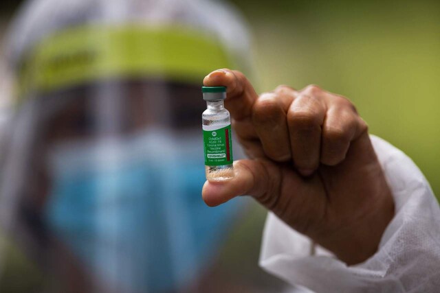 지난 9일 브라질의 한 병원에서 의료진이 아스트라제네카 백신의 접종을 준비하며 백신을 들어 보이고 있다. AFP/연합뉴스
