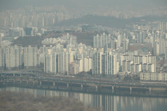 21일 서울 영등포구 63스퀘어에서 바라본 한강변 고층 아파트 단지. 연합뉴스