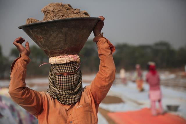 8일 인도 콜카타 후글리 마을에서 한 여성 노동자가 밭에서 비료 생산 작업을 하고 있다. 콜카타=EPA 연합뉴스