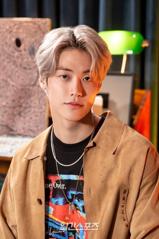 Group N.Flying Lee Seung-hyeop attends the music appreciation of the first single ON THE TRACK, which will be broadcast live on Online on the afternoon of the 22nd, and has photo time.