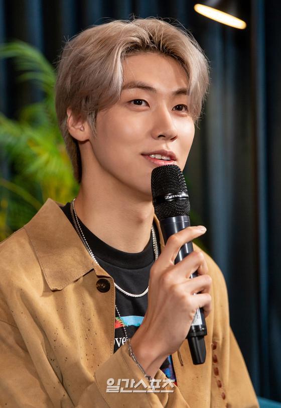 Group N.Flying Lee Seung-hyeop attends the music appreciation of the first single ON THE TRACK, which was broadcast live on Online on the afternoon of the 22nd, and is giving his impressions.