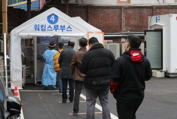 22일 서울 중구 국립중앙의료원 선별진료소에서 시민들이 검사 대기를 하고 있다. /사진=뉴스1
