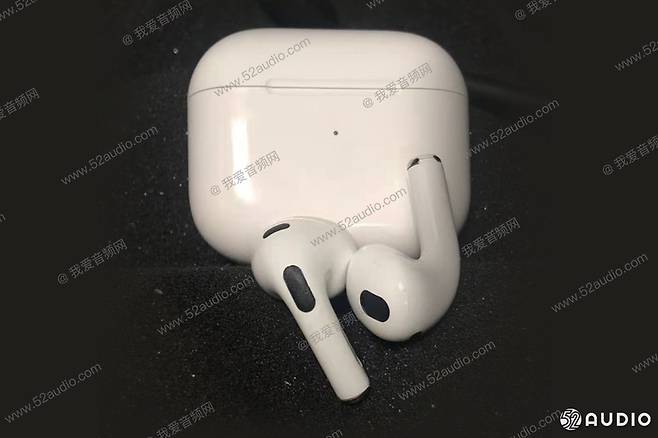 애플 무선 이어폰 에어팟 3세대로 추정되는 제품 모습 /사진=52오디오