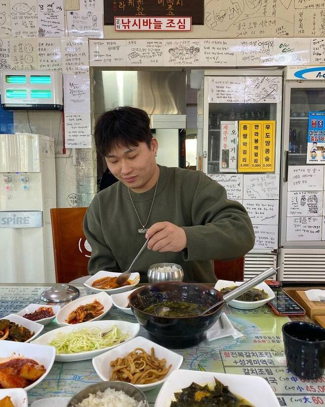 Singer Swings has been warmer and more recent.On February 22, Swings said to his instagram, Just Swings, Jeju Island is basically the only place where our Koreans can get off the mainland and fly away from the mainland due to the virus.It is still one of the best resting places in World. In the open photo, Swings is enjoying a delicious meal and strolling around the hotel, especially after the diet, the jaw line and the distinctive features attracted attention.There is also a growing question about the person who traveled together.